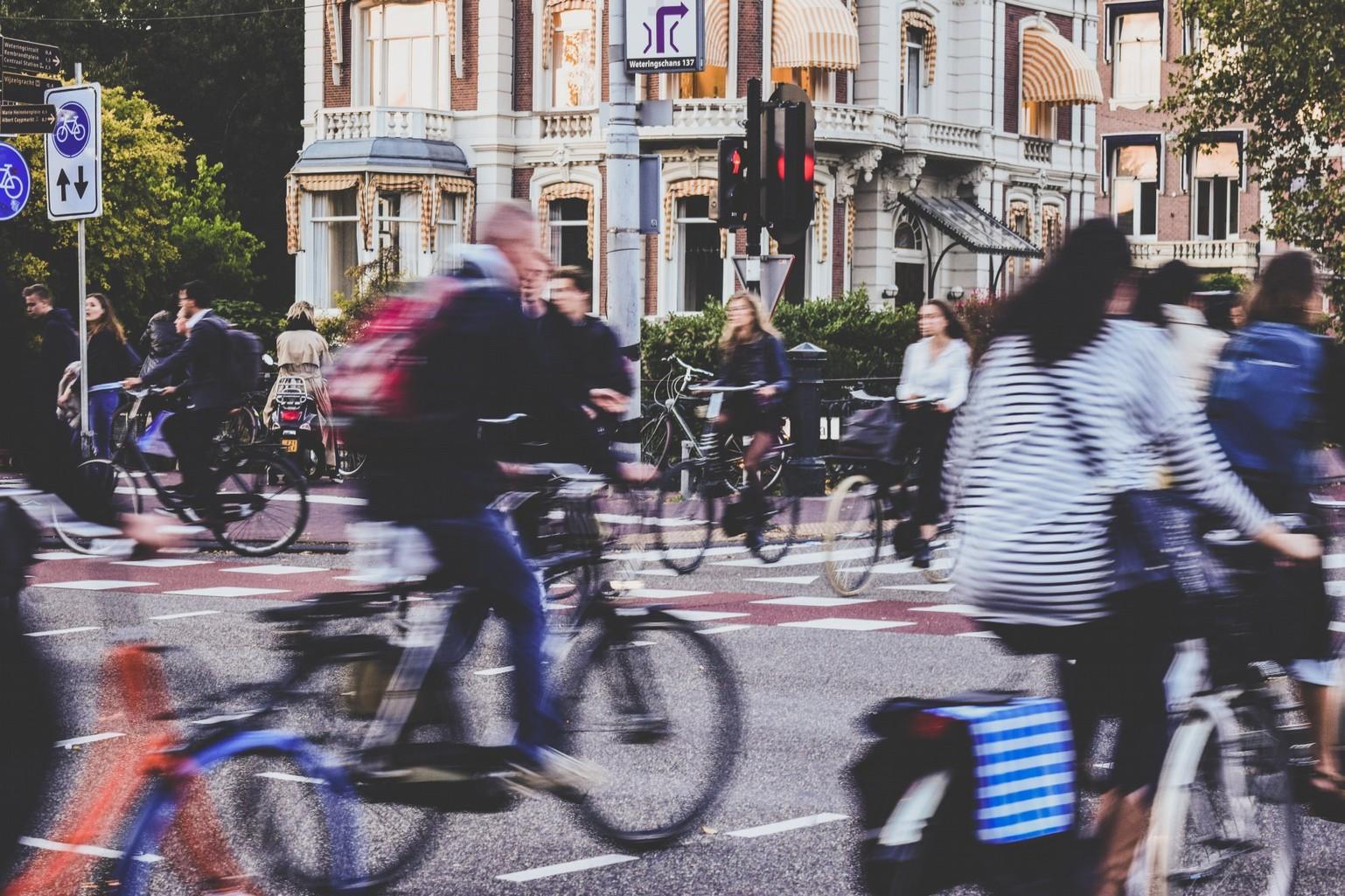 città persone in bici e piedi