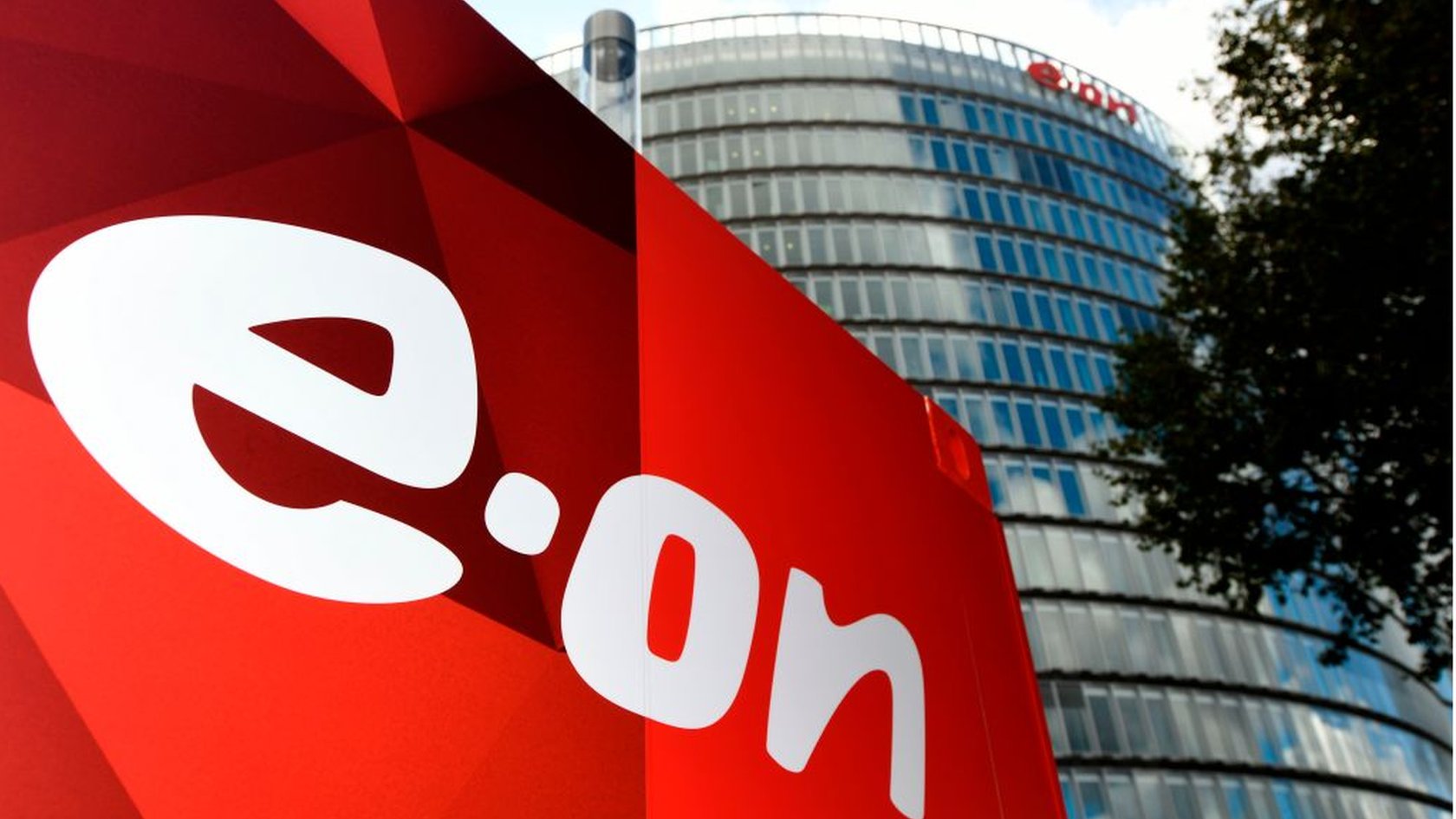 Accordo E.ON-BikeSquare: l’ingresso di E.ON nel capitale di BikeSquare – con una quota pari al 30% delle azioni – rafforza la partnership tra le due realtà e arricchisce l’offerta di mobilità elettrica e sostenibile di E.ON per il mercato italia