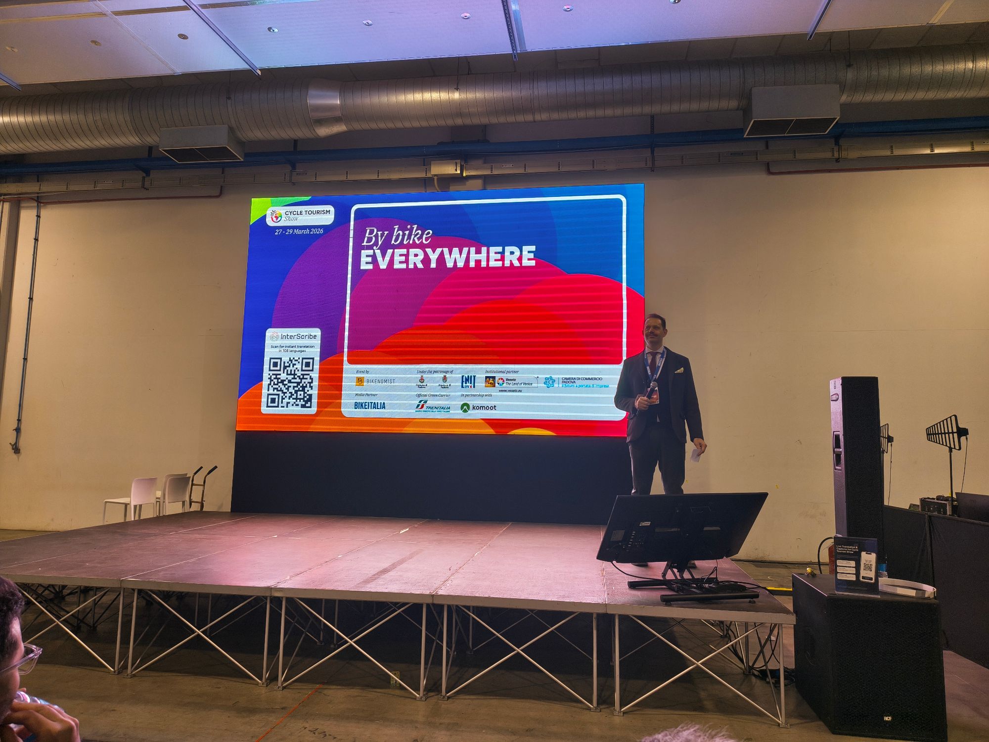 Ha ancora senso andare in fiera nel 2026? Sì, se entri nell'ottica che non chiuderai dei contratti ma incontrerai persone per costruire relazioni di lavoro