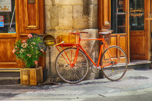 Bici parcheggiata davanti ad un ristorante