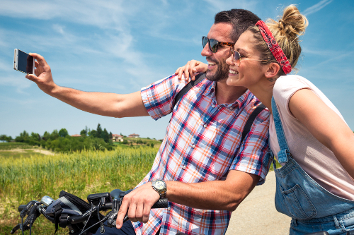 Ragazzi felici in bici si fanno un selfie