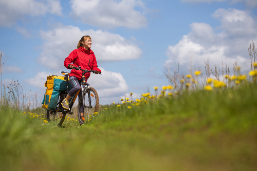 Ragazza che fa cicloturismo