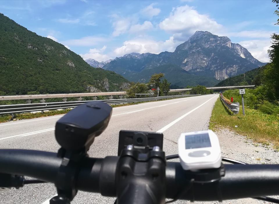 bici elettrica su una strada di montagna
