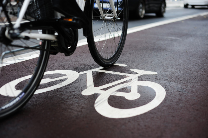 Anche quando si pedala con una bici elettrica si bruciano tante calorie