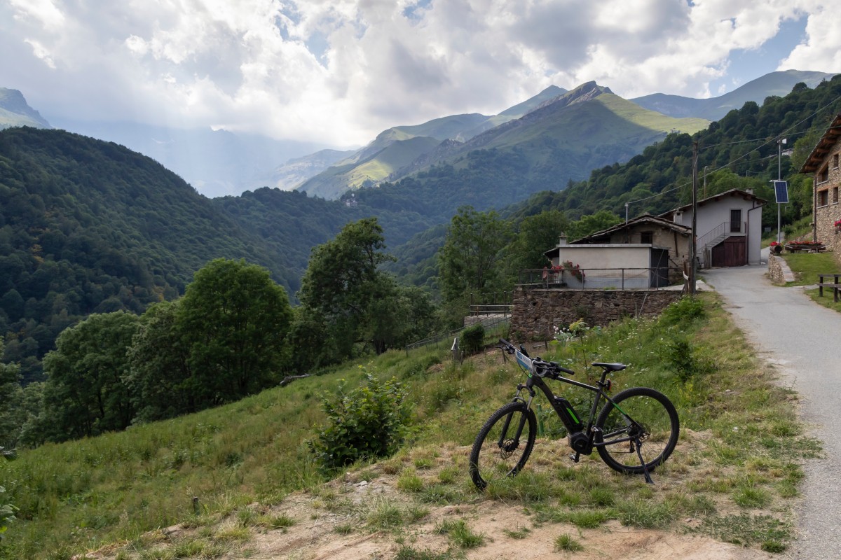 bici di BikeSquare Monviso ferma in una borgata di montagna
