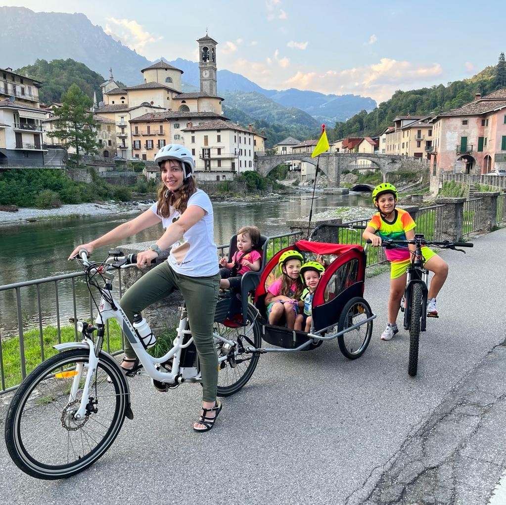 Elena Busi in bici elettrica con bambini