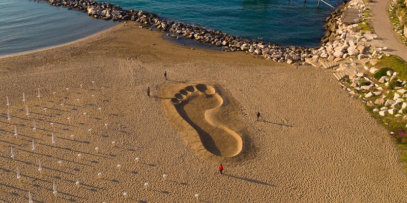 impronta gigante sulla sabbia