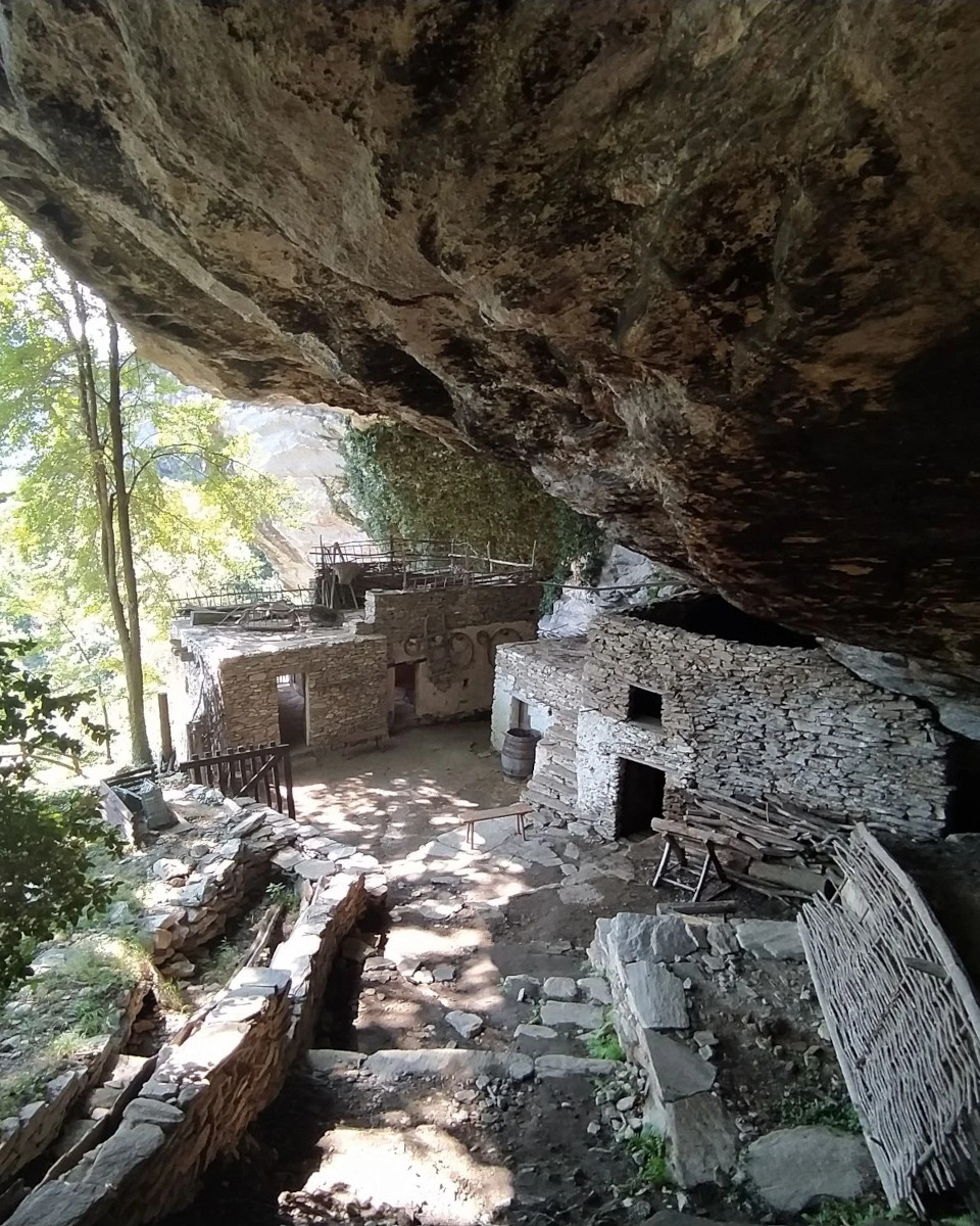 ragazzo che pedala in valle Po
