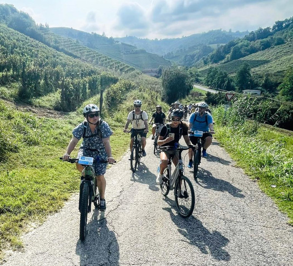 persone che pedalano nelle Langhe