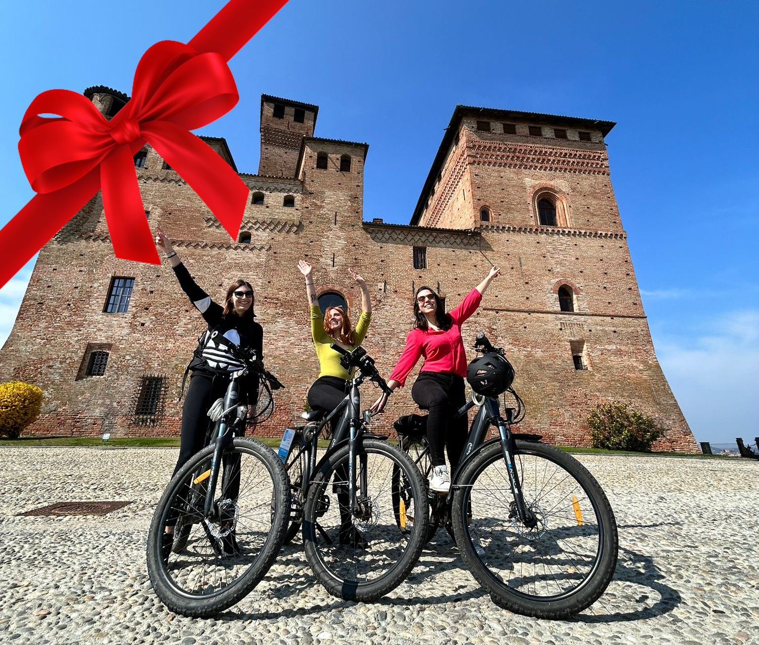 ragazze felici in ebike